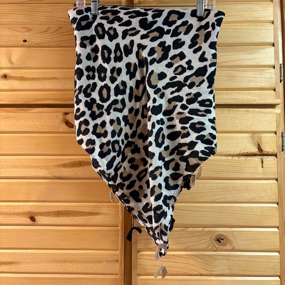 Me&Mo Black and Tan Leopard Print No Tie Blanket Scarf